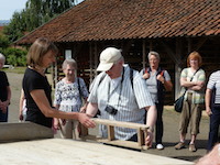 Museumspdagogin Astrid Weise erklrt den Besuchern, wie die Ziegel mit einem Streichrahmen hergestellt werden. Foto: LWL